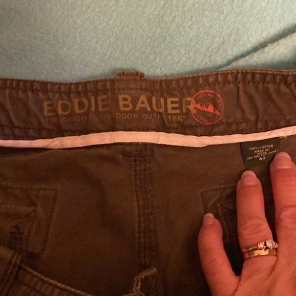 Like new canvas cargo Eddie Bauer men’s shorts. 8 pockets. - Picture 3 of 3